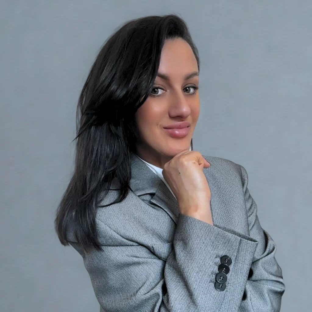 Foto von Joanna Branecka, Personalvermittlerin bei polnische-betreuung24. Sie lächelt und trägt einen eleganten Anzug.